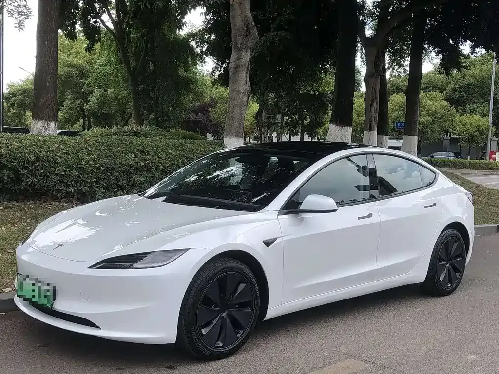 Tesla Model 3 — фото 1