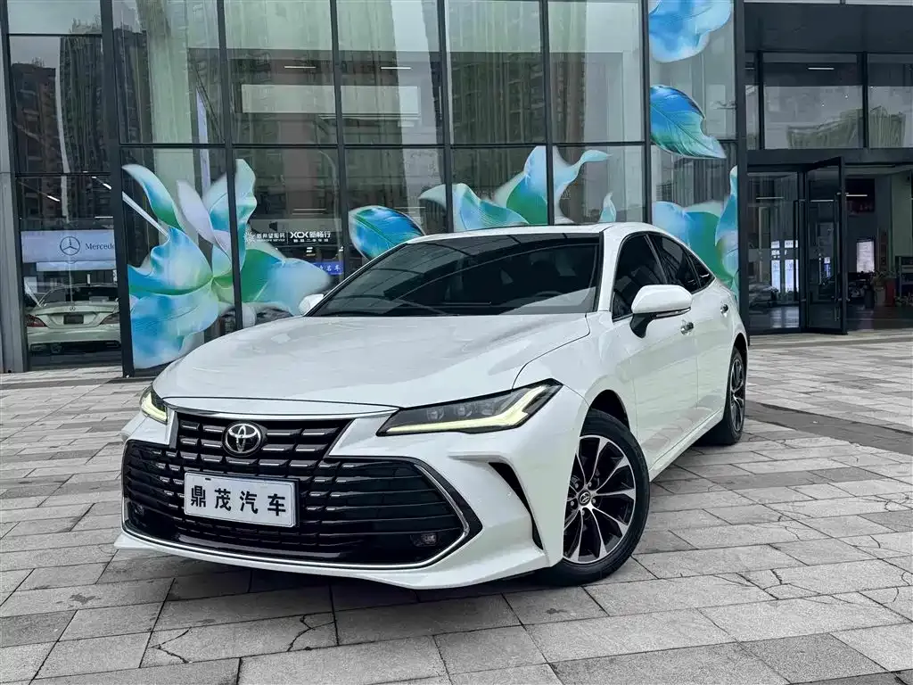Toyota Avalon — фото 1