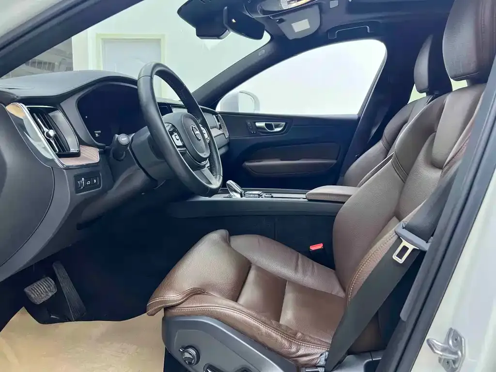 Volvo XC60 PHEV 2022 из CN, фото 3