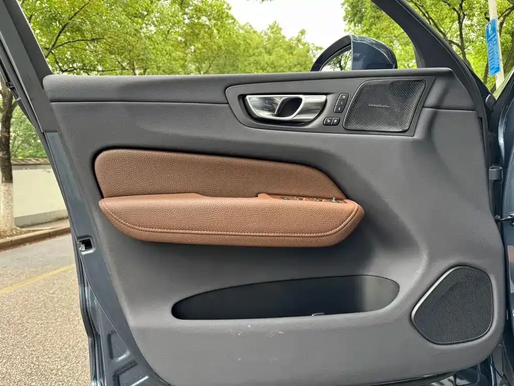 Volvo XC60 — фото 2