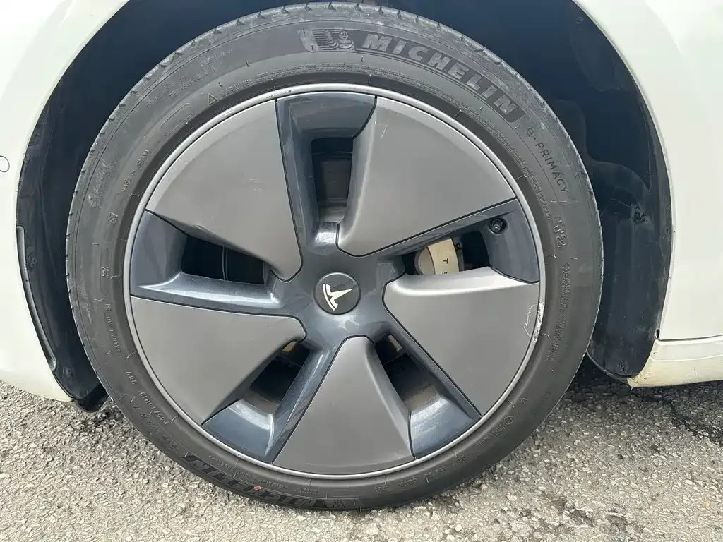 Tesla Model 3 — фото 3
