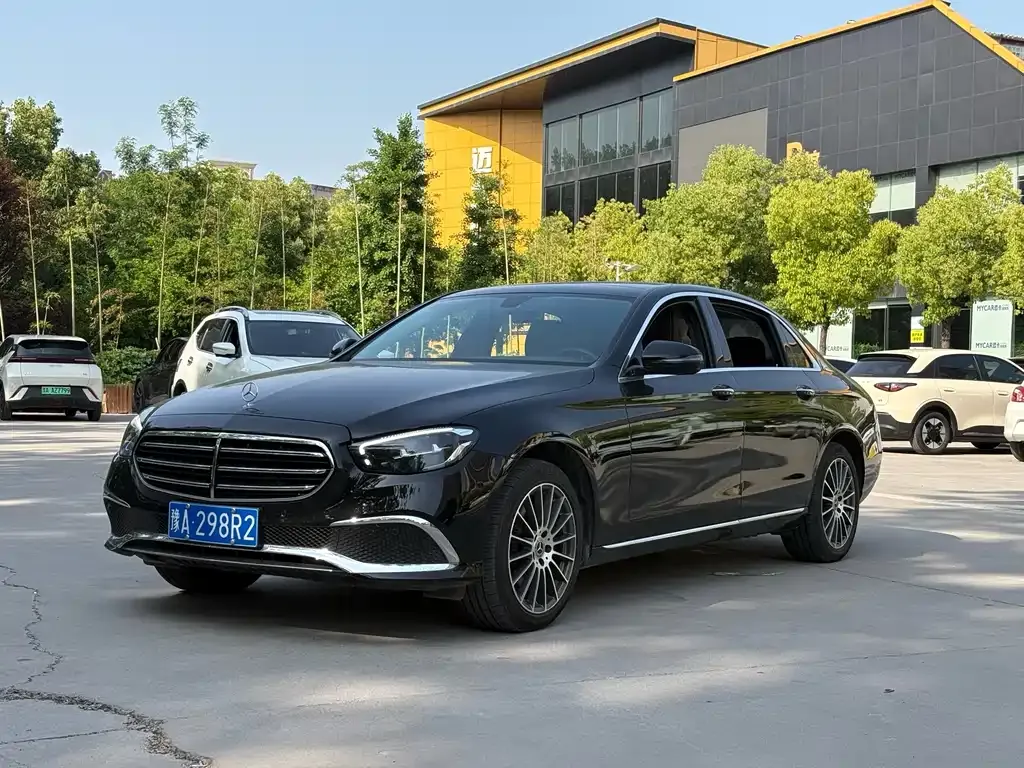 Mercedes-Benz E-Class — фото 1