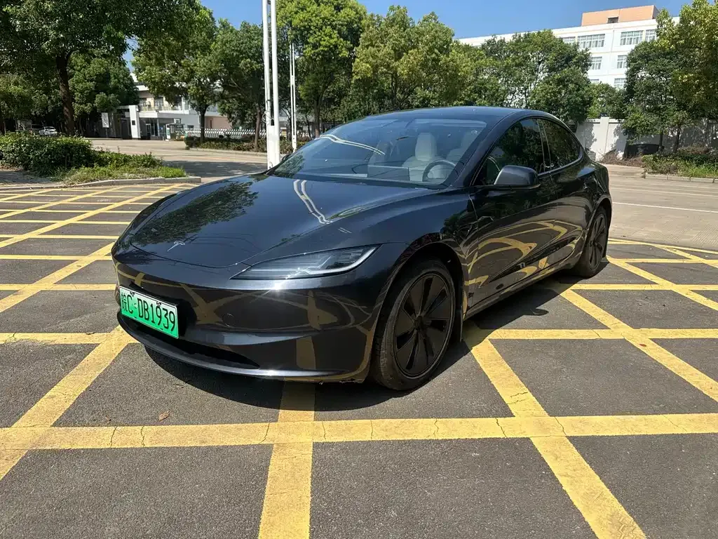 Tesla Model 3 — фото 1