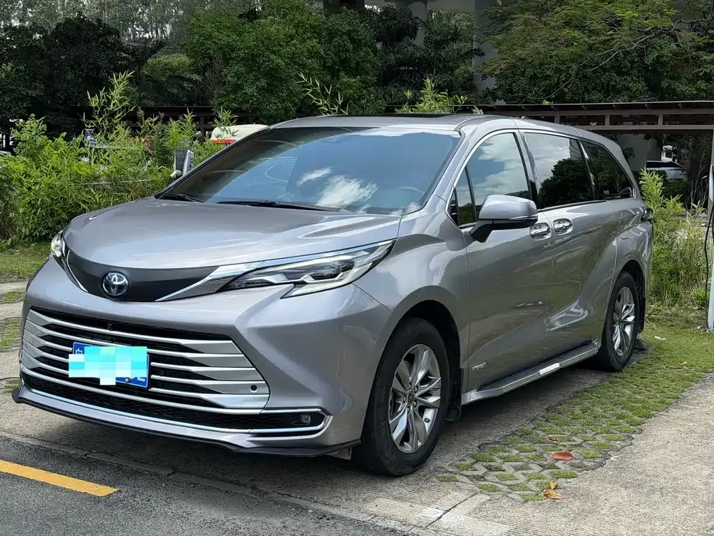 Toyota Sienna — фото 1