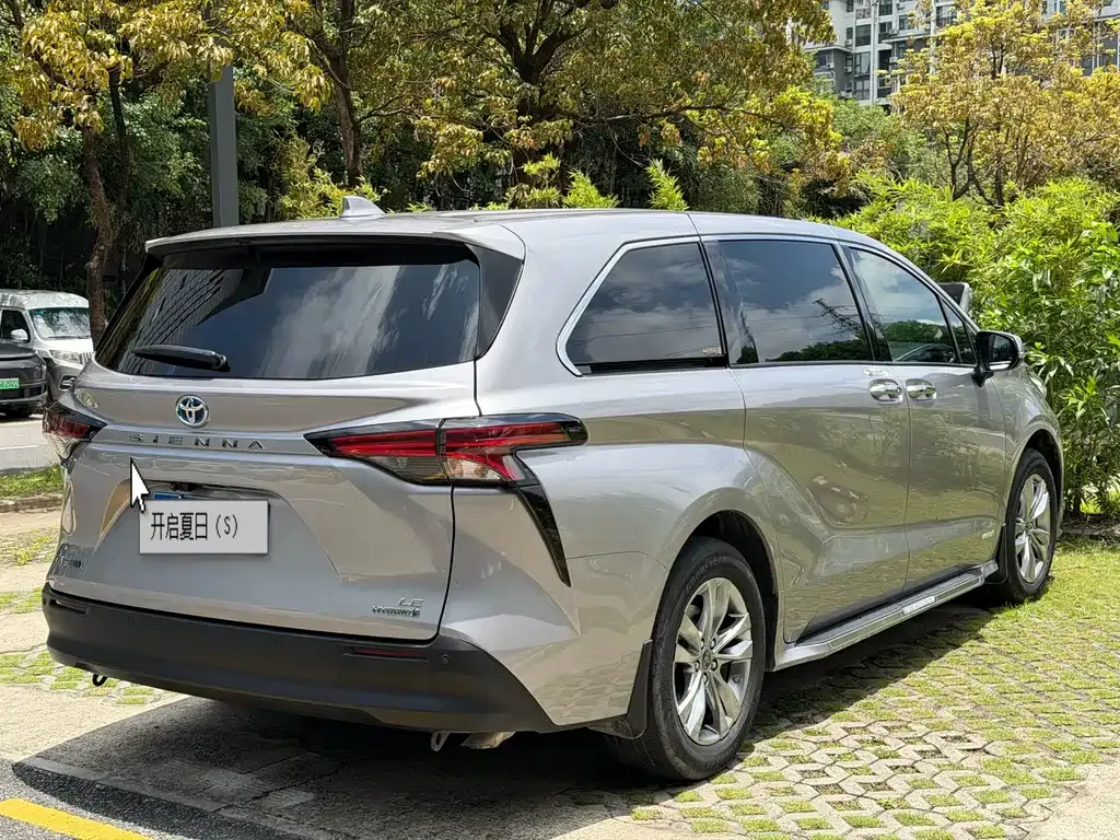 Toyota Sienna — фото 9