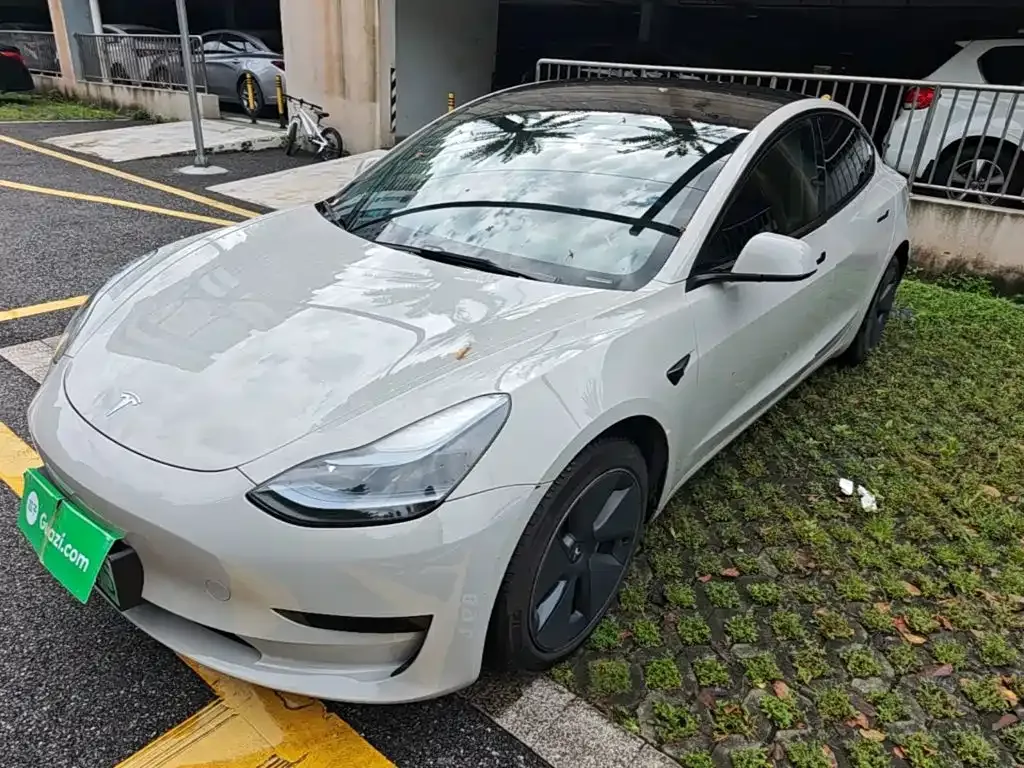 Tesla Model 3 — фото 1