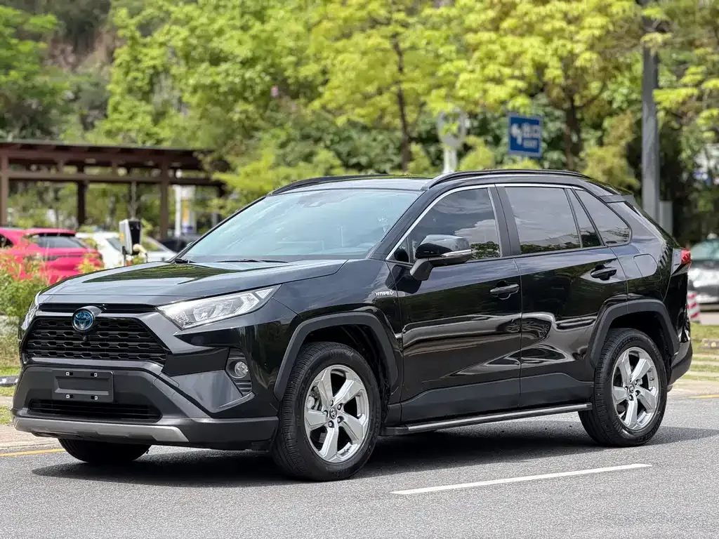 Toyota RAV4 — фото 1