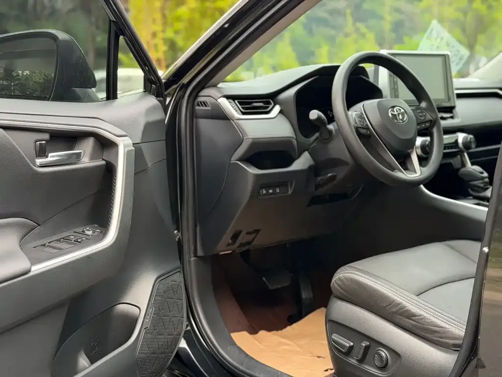 Toyota RAV4 — фото 2