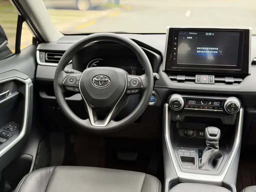 Toyota RAV4 — фото 8