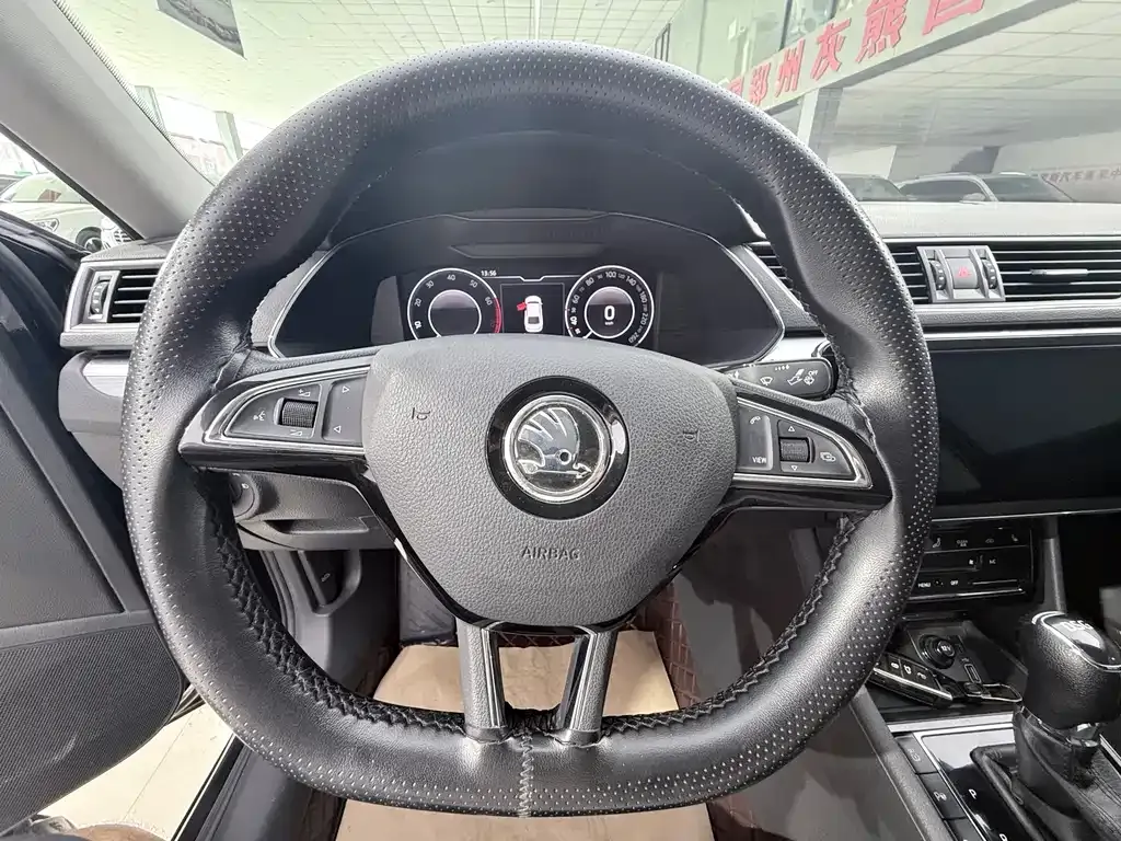 Skoda Superb — фото 10
