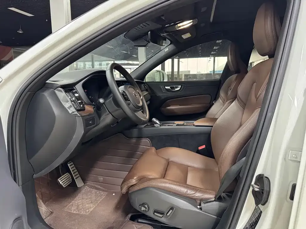 Volvo XC60 2024 из CN, фото 4