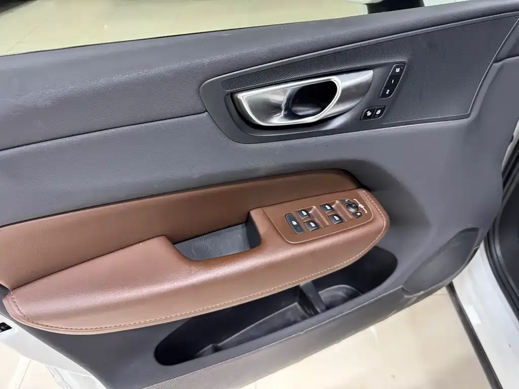 Volvo XC60 2024 из CN, фото 2