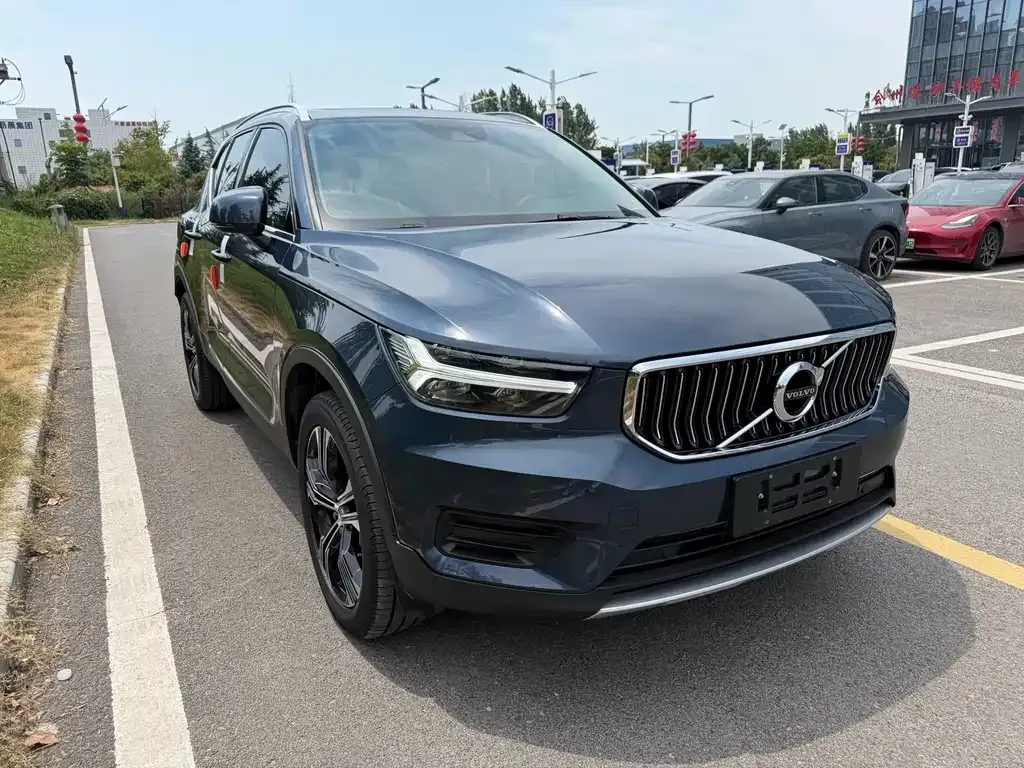 Volvo XC40 — фото 10