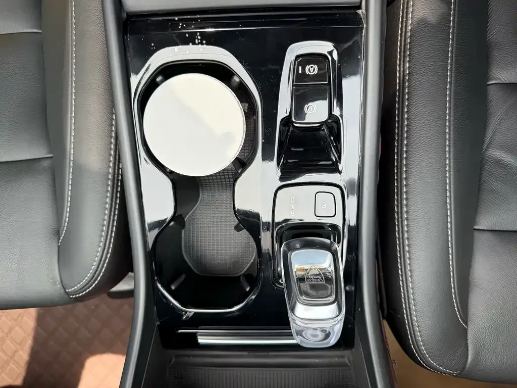 Volvo XC40 — фото 3