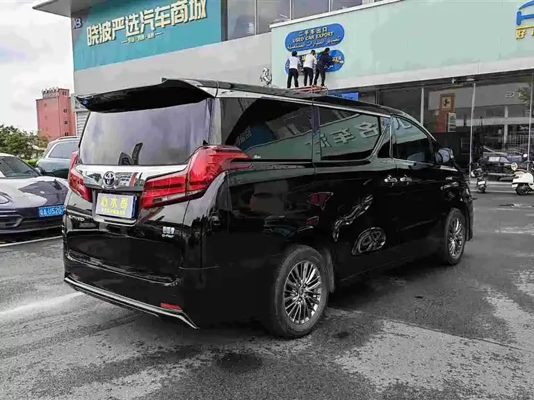 Toyota Alphard — фото 9