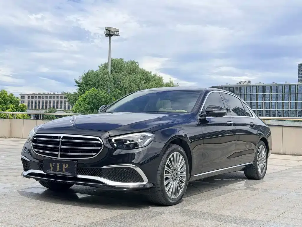 Mercedes-Benz E-Class — фото 1