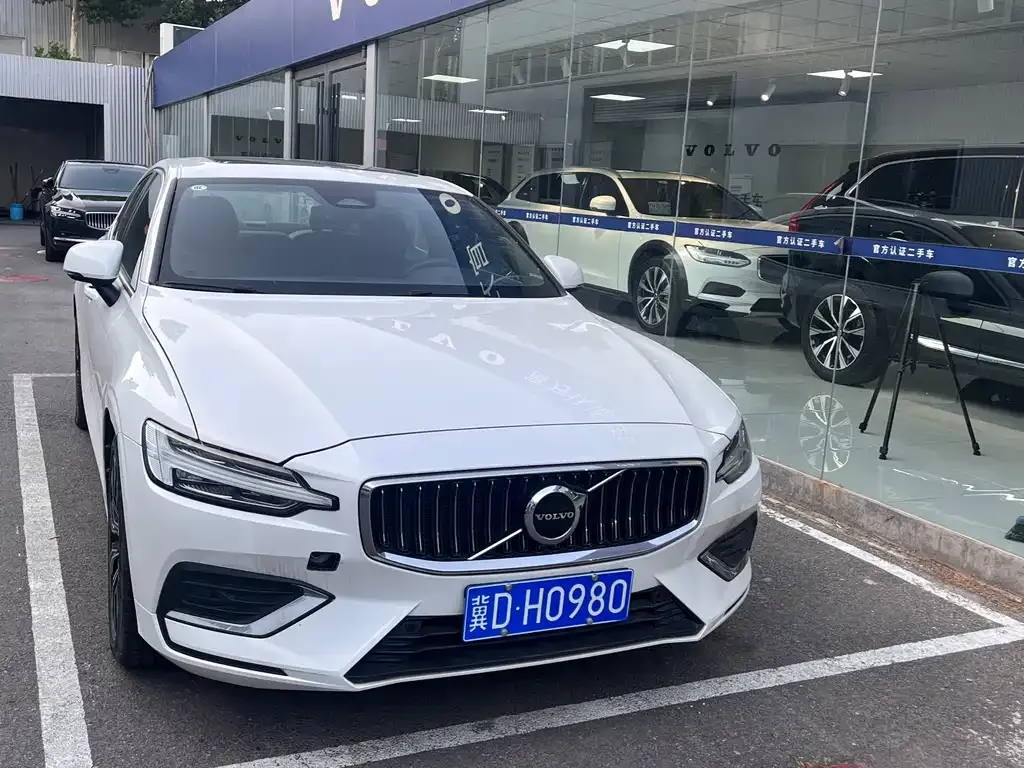 Volvo S60 — фото 1