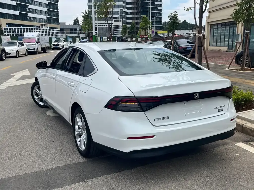 Honda Accord — фото 9
