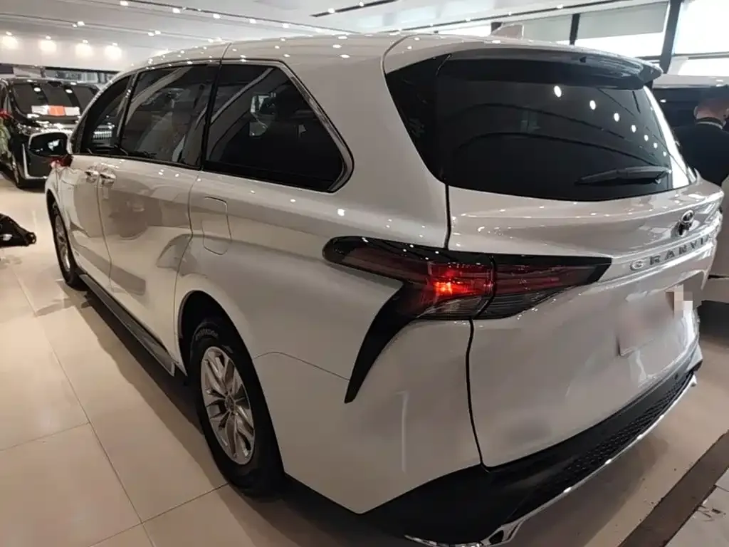 Toyota Granvia — фото 9