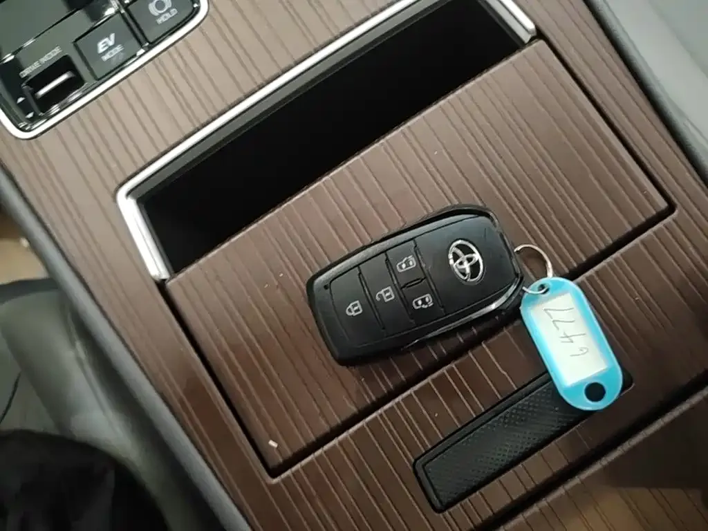 Toyota Granvia — фото 7