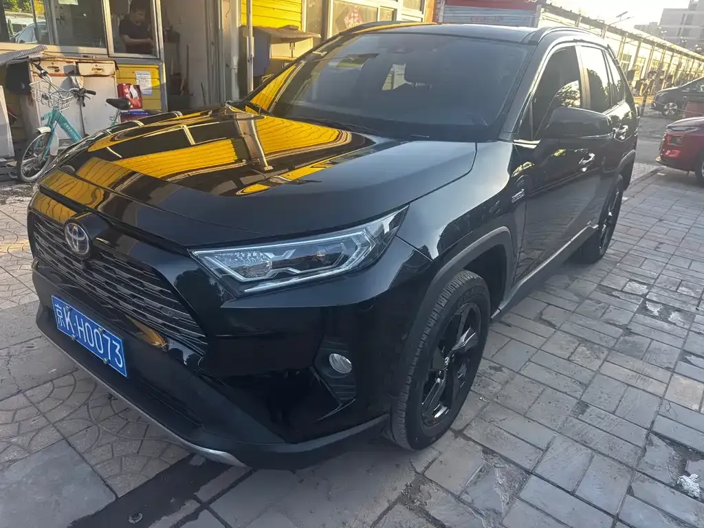 Toyota RAV4 — фото 1