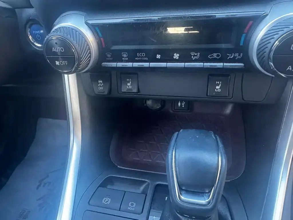 Toyota RAV4 — фото 7