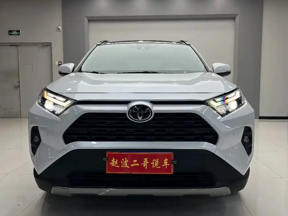 Toyota RAV4 — фото 1