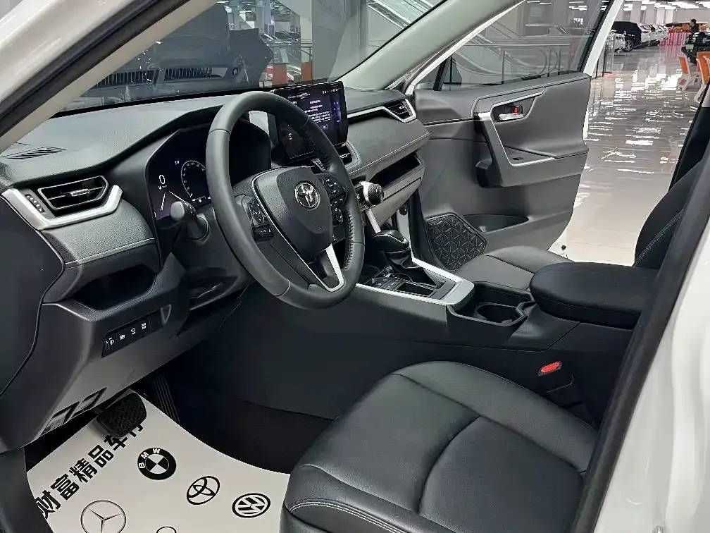 Toyota RAV4 — фото 10
