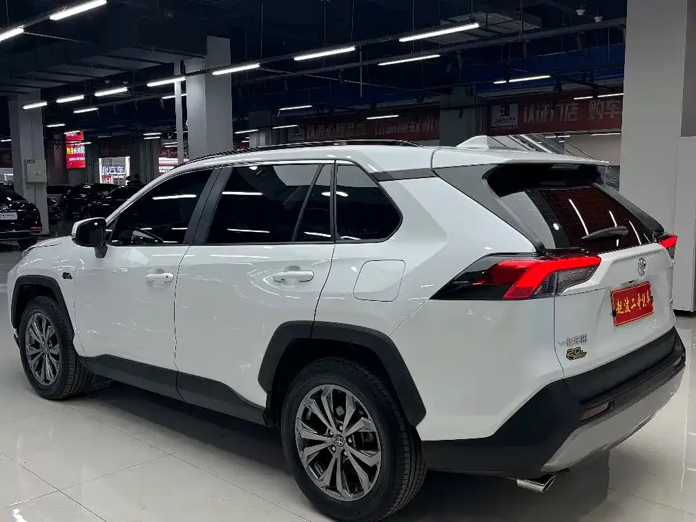 Toyota RAV4 — фото 7