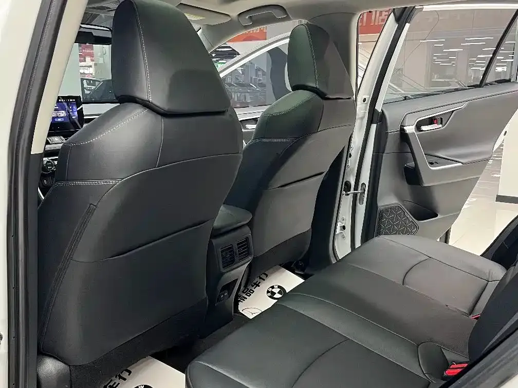 Toyota RAV4 — фото 2