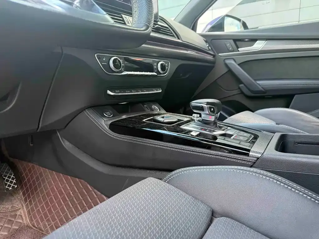 Audi Q5L Sportback — фото 6