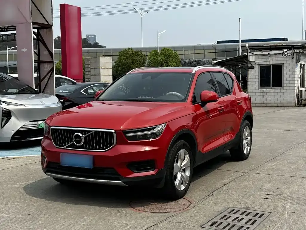 Volvo XC40 — фото 8