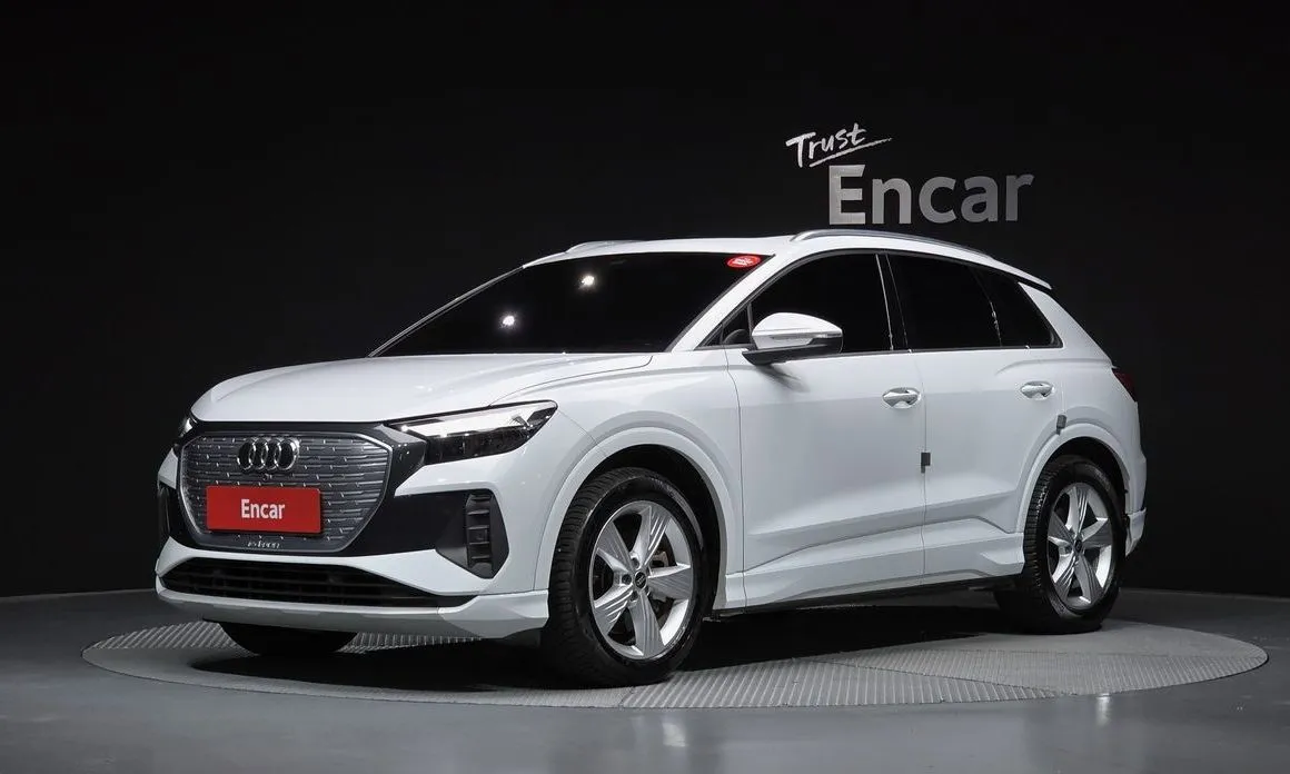 Audi Q4 e-tron — фото 1