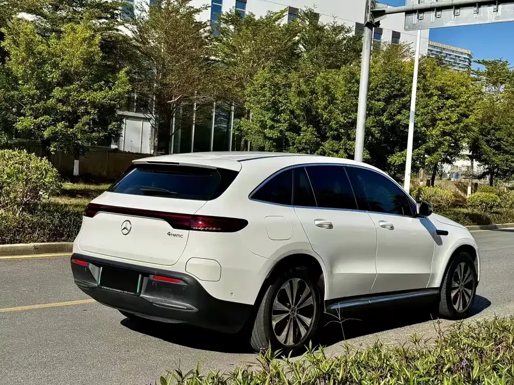 Mercedes-Benz EQC — фото 8