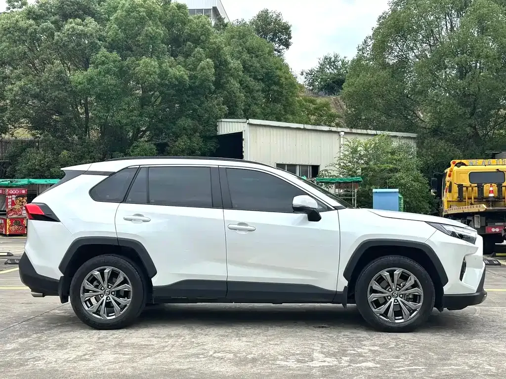 Toyota RAV4 — фото 8