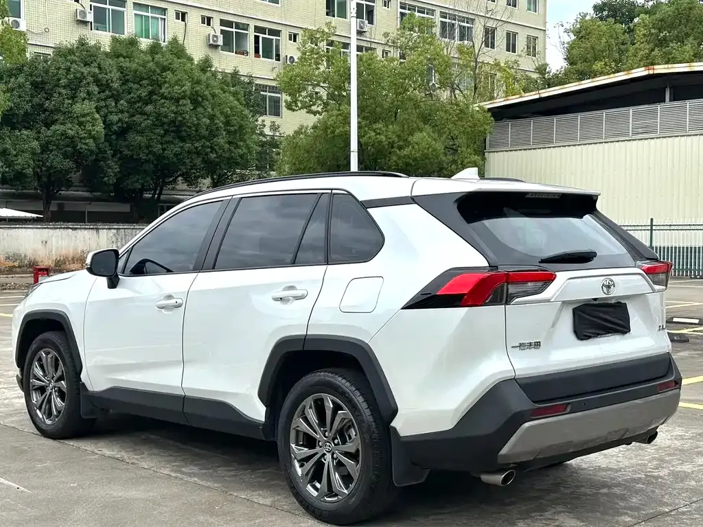 Toyota RAV4 — фото 9