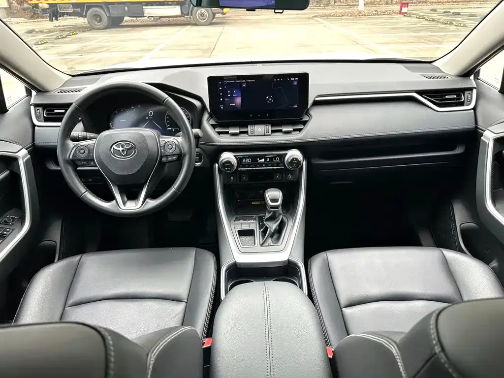 Toyota RAV4 — фото 7