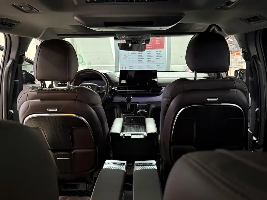 Toyota Granvia — фото 4