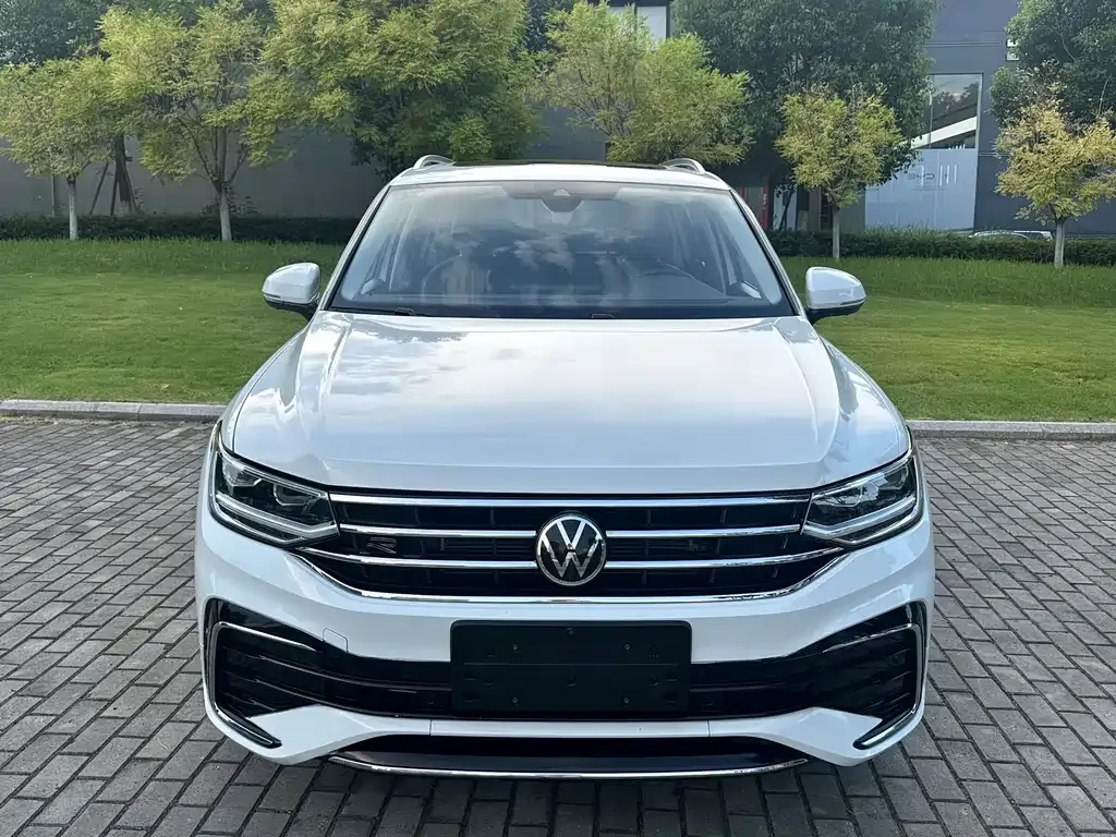 Volkswagen Tiguan L — фото 1