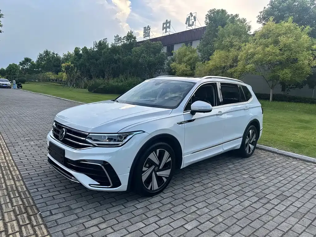 Volkswagen Tiguan L — фото 10