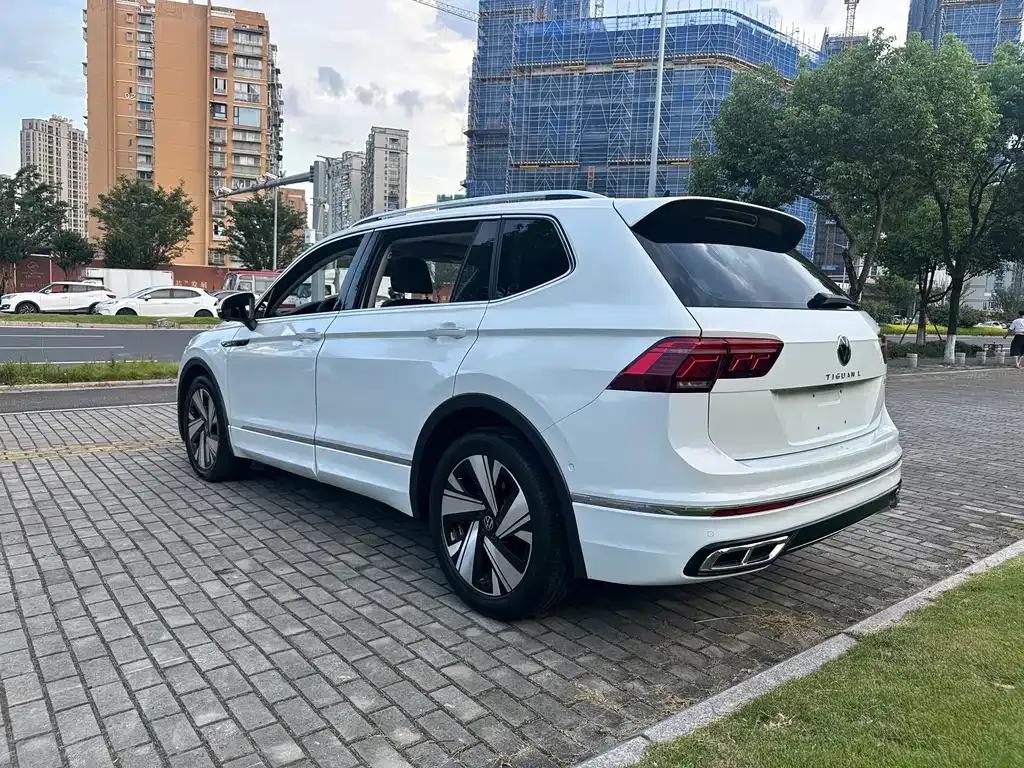 Volkswagen Tiguan L — фото 9