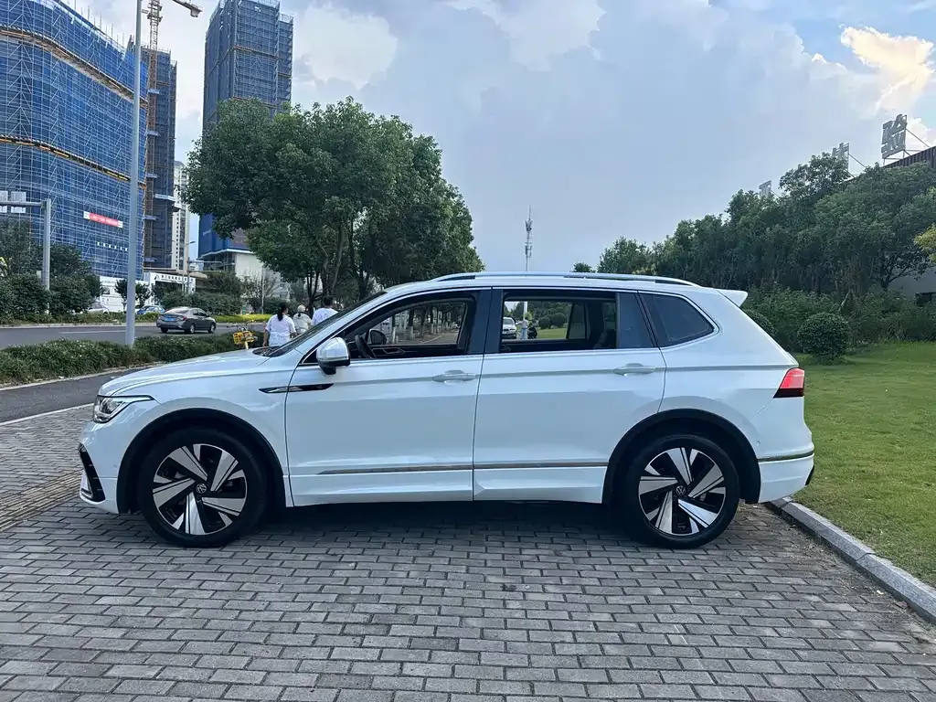 Volkswagen Tiguan L — фото 7