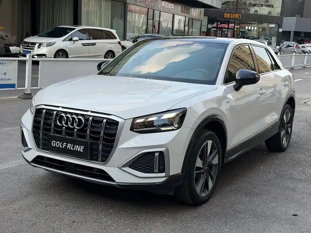Audi Q2L — фото 1