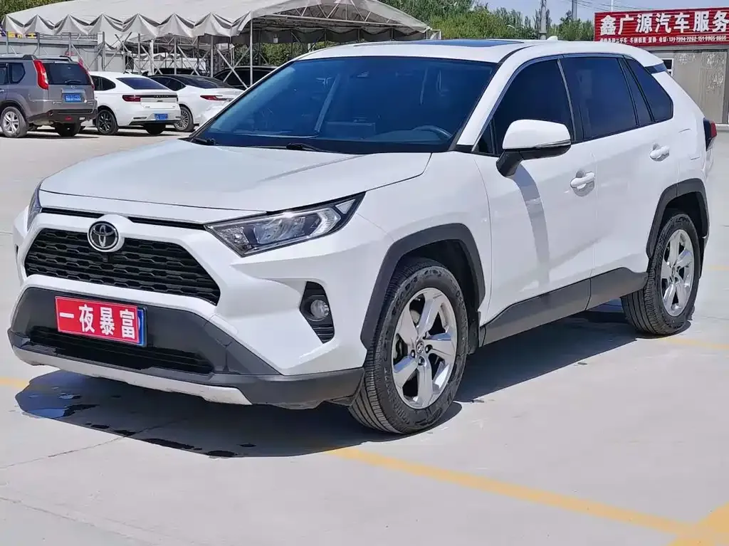 Toyota RAV4 — фото 1