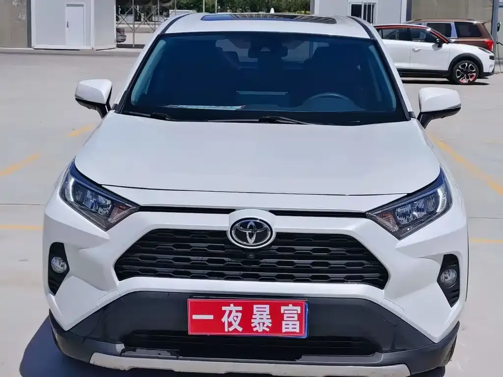 Toyota RAV4 — фото 7