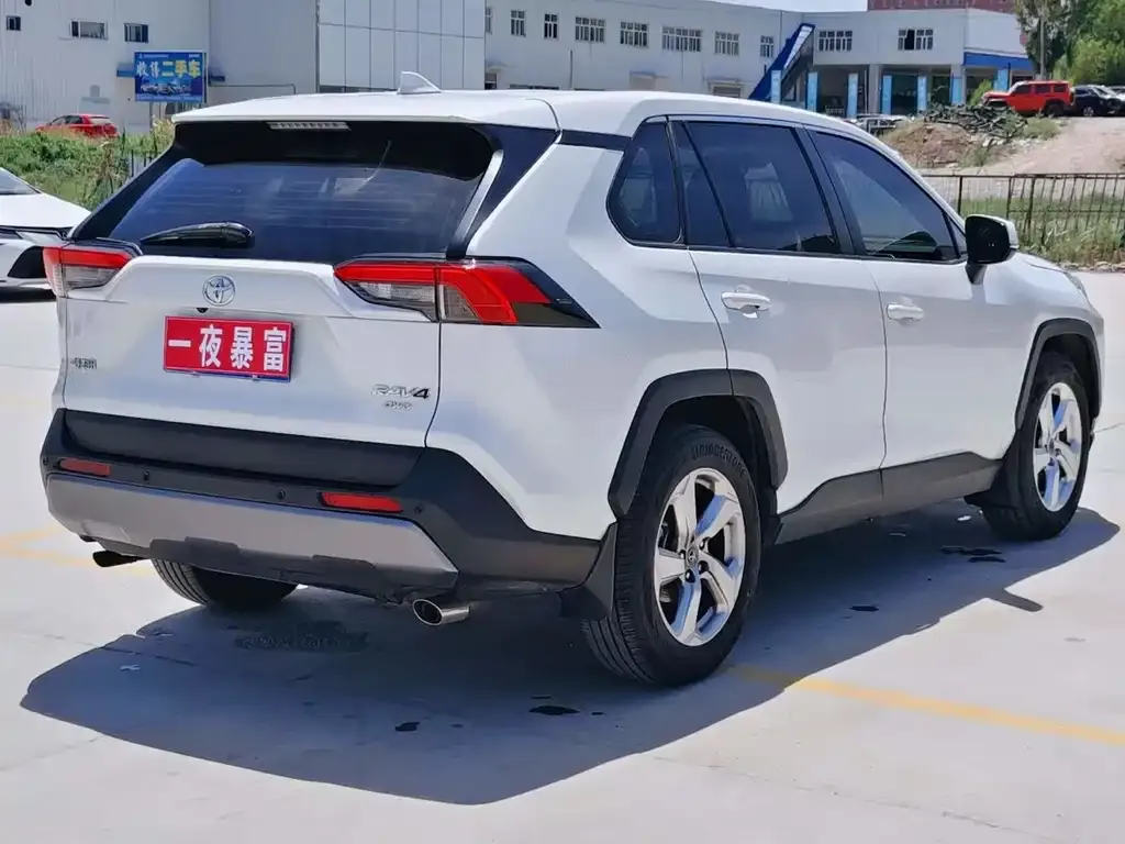 Toyota RAV4 — фото 6