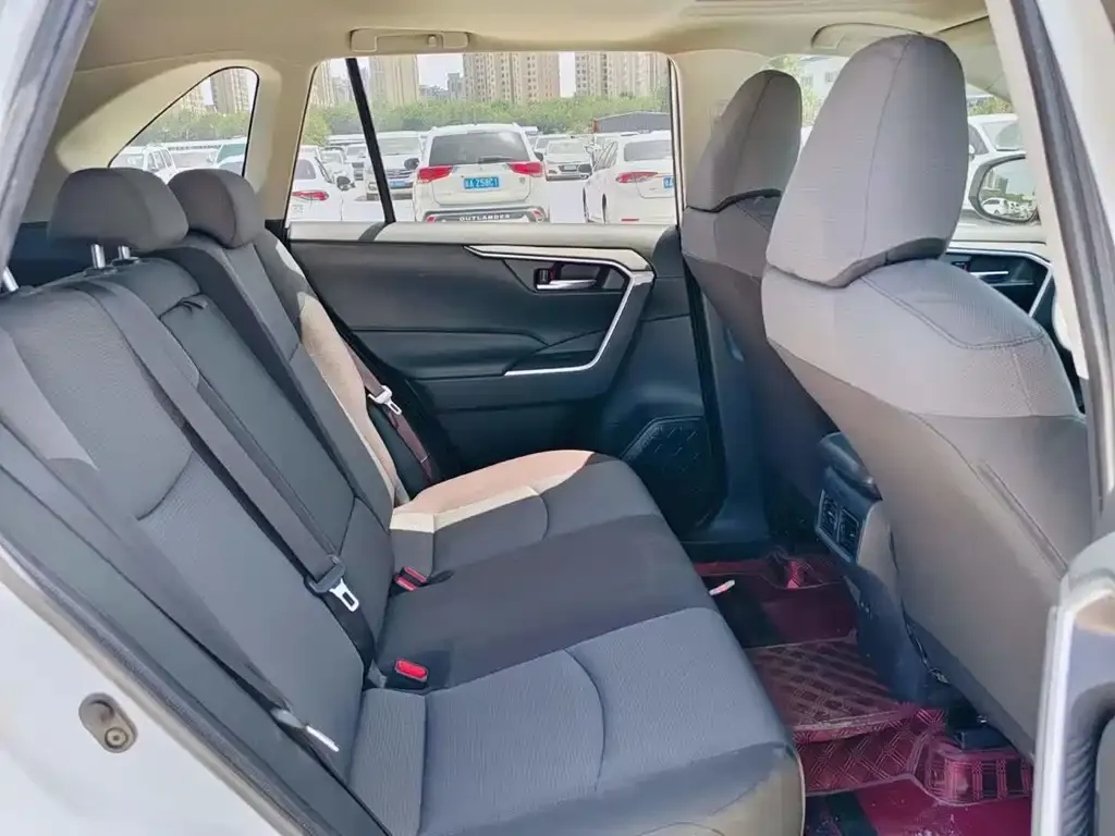 Toyota RAV4 — фото 4