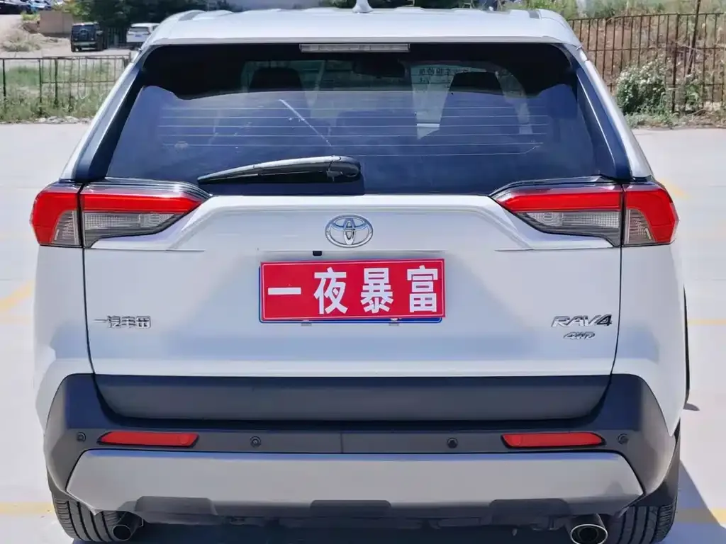 Toyota RAV4 — фото 3