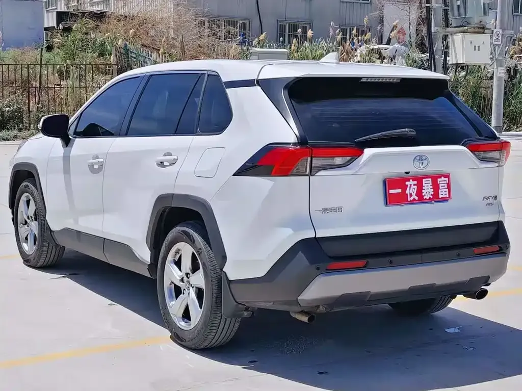 Toyota RAV4 — фото 8