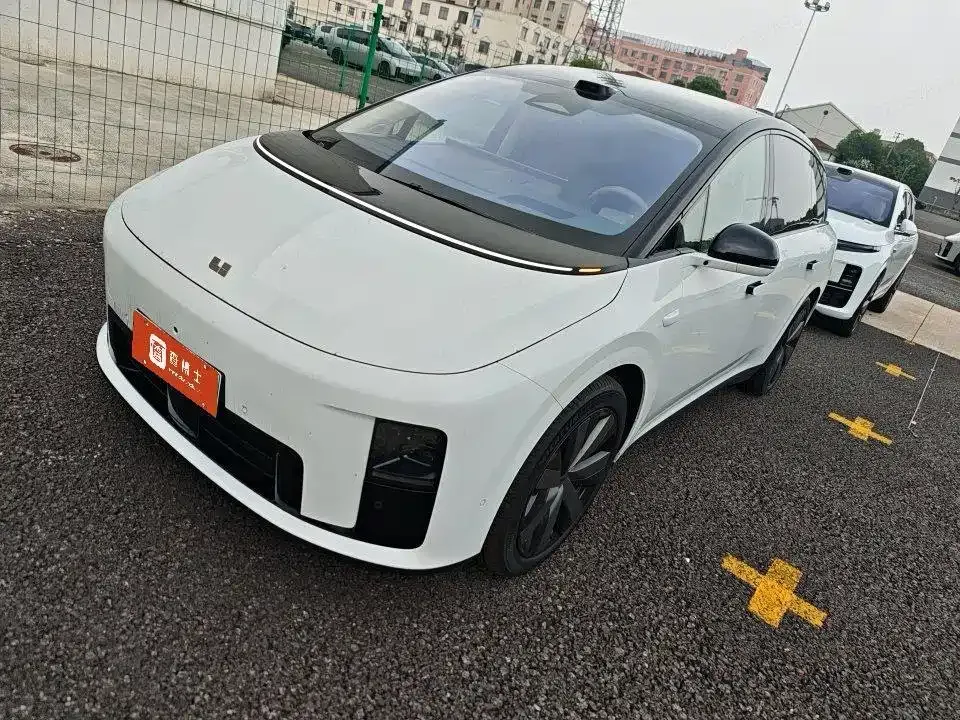 Li Auto i8 — фото 1